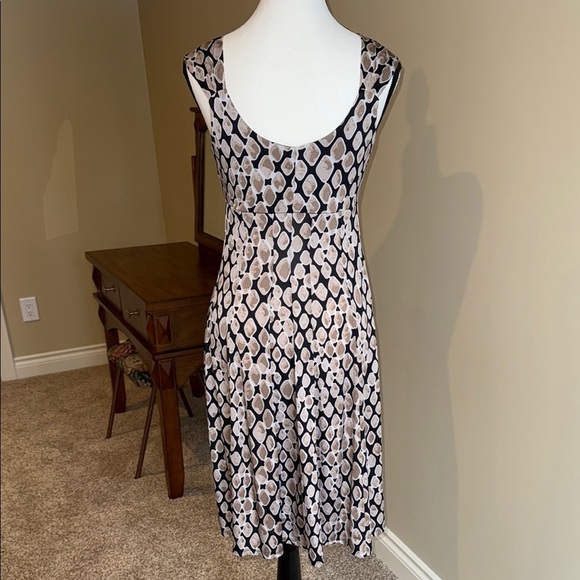 Elegant Black and Cream Patterned Dress - Picture 7 of 13